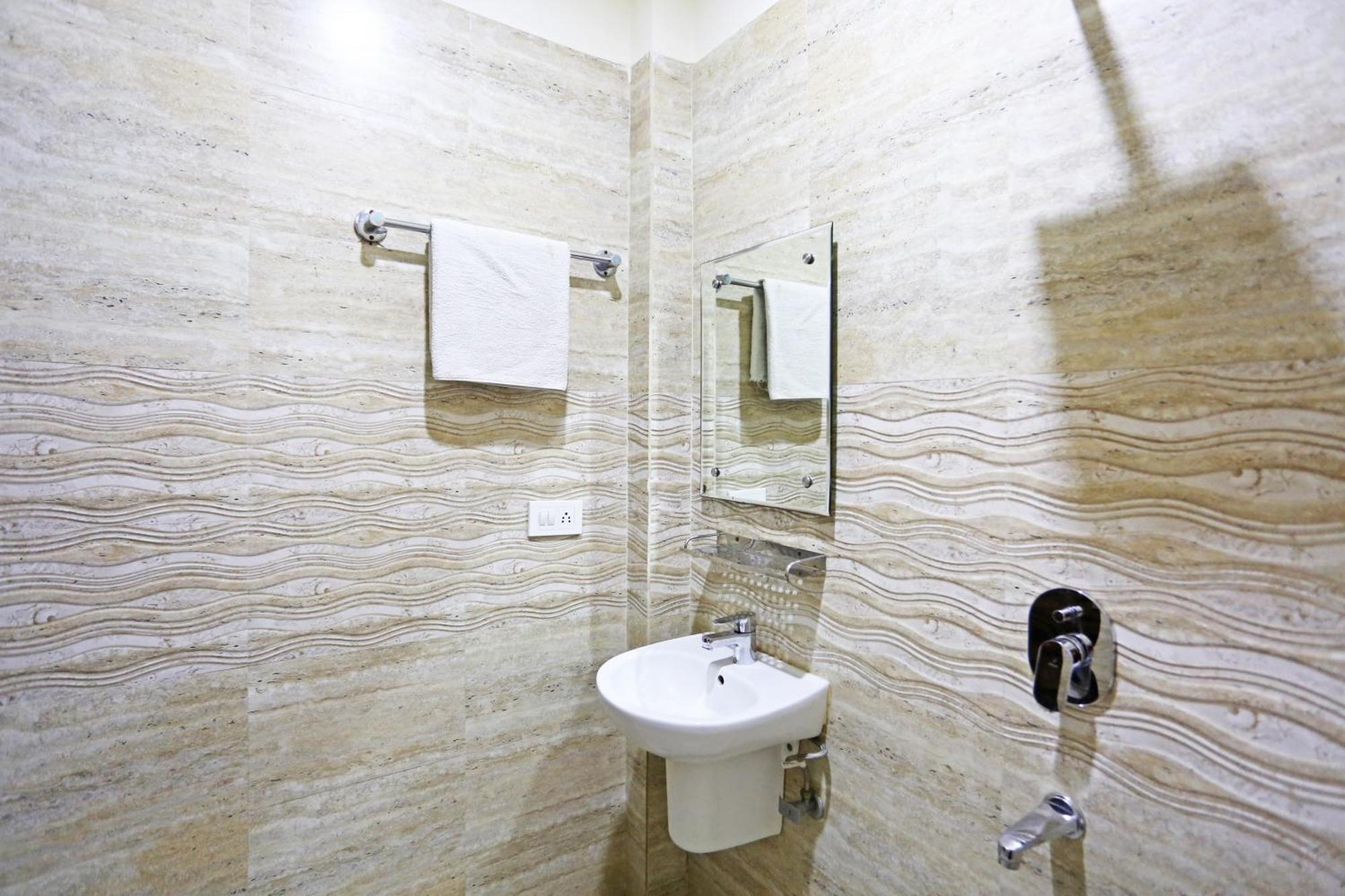 Hotel The Kiara Near Delhi Airport Neu-Delhi Exterior foto